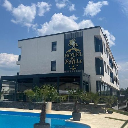 Hotel Del Ponte Targoviste Eksteriør billede