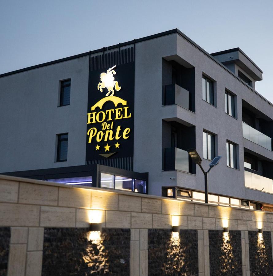 Hotel Del Ponte Targoviste Eksteriør billede