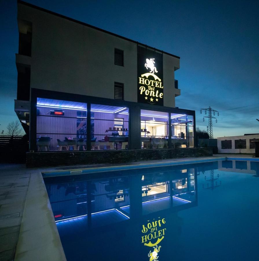 Hotel Del Ponte Targoviste Eksteriør billede